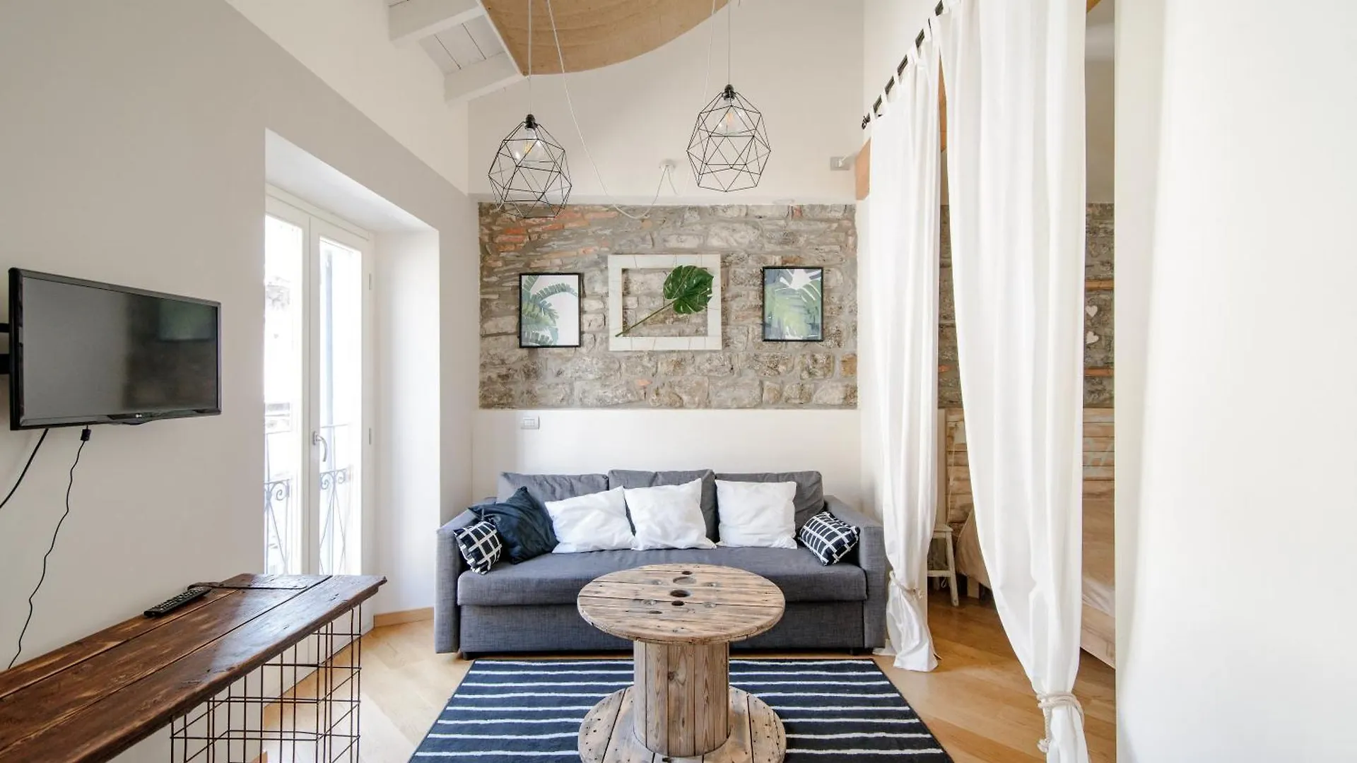 Gem Of The Lake - Luxury Apartment Como Old Town 0*,  Italy